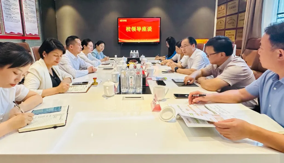 攜手共育英才！華逸府&湖南食品藥品職業(yè)學(xué)院校企合作簽約授牌儀式隆重舉行